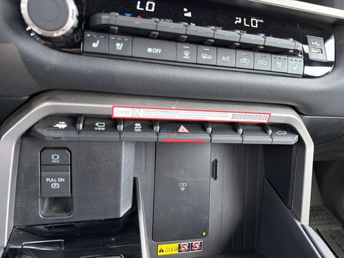 Used 2025 Toyota Tundra Limited AWD/4WD image 24