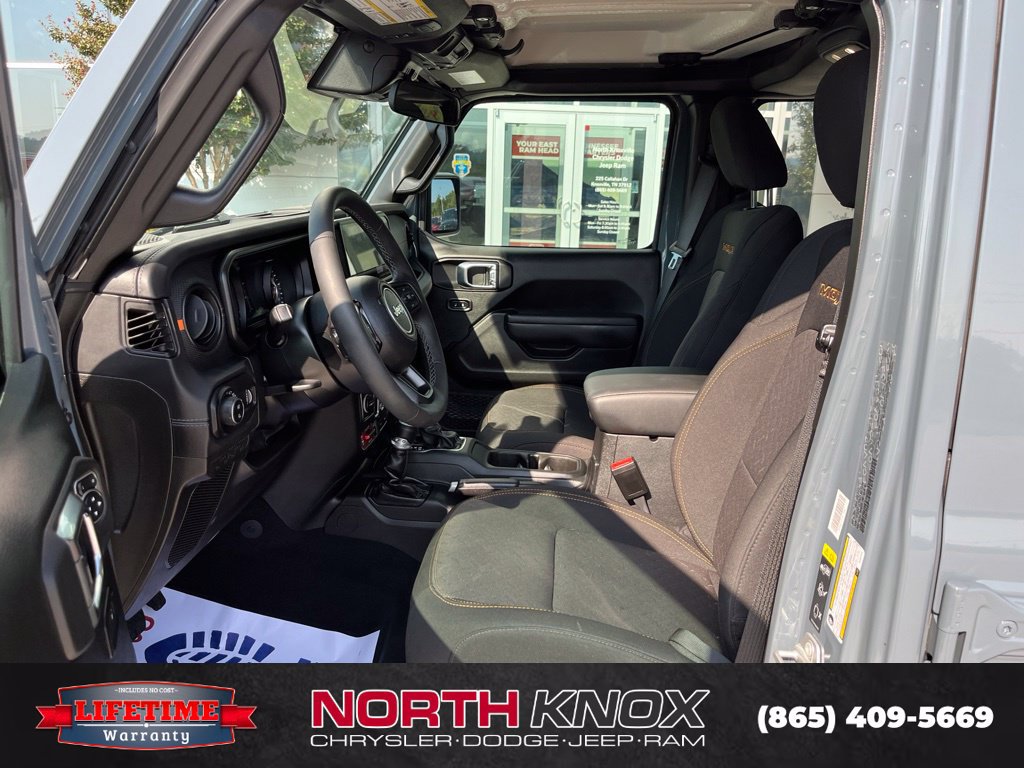 Used 2025 Jeep Gladiator Mojave w/ Convenience Group AWD/4WD image 3
