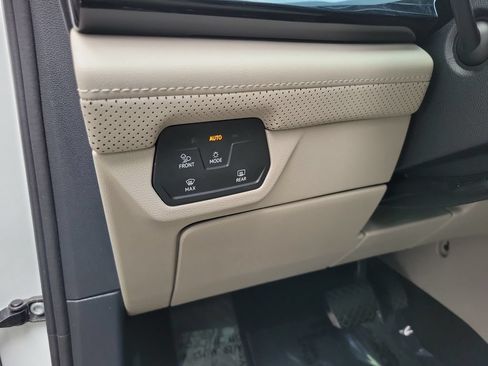 Used 2024 Volkswagen Atlas SE FWD image 21
