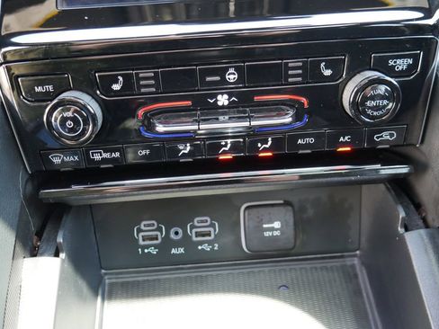 Used 2025 Jeep Grand Cherokee Laredo X w/ Luxury Tech Group I AWD/4WD image 17