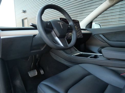 Used 2022 Tesla Model Y Long Range image 4