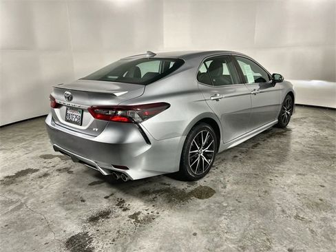Used 2022 Toyota Camry SE image 8