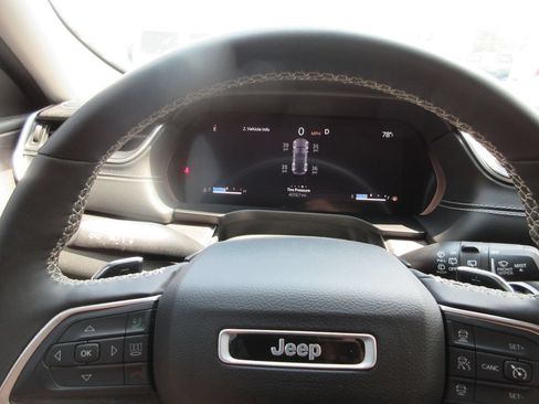 Used 2024 Jeep Grand Cherokee Limited w/ Black Appearance Package AWD/4WD image 28