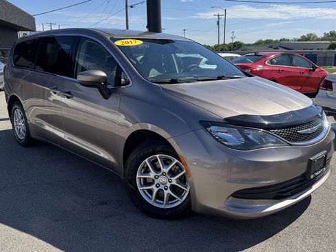 Used 2017 Chrysler Pacifica LX FWD image 2