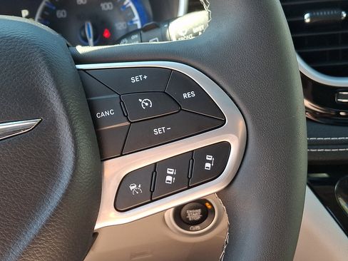 Used 2024 Chrysler Pacifica Limited FWD image 24
