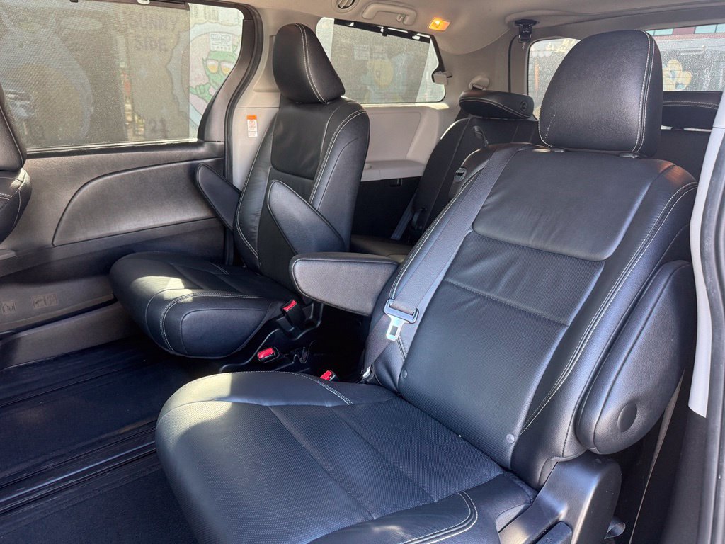 Used 2016 Toyota Sienna SE FWD image 11