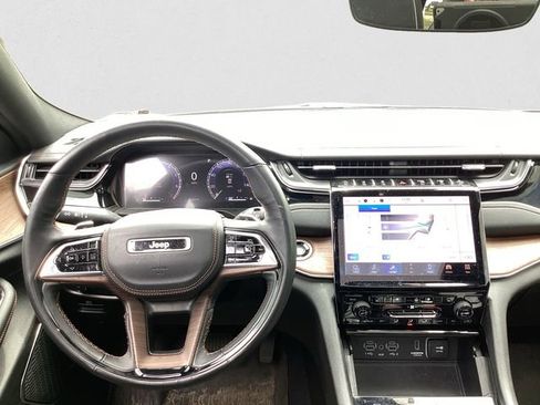 Used 2023 Jeep Grand Cherokee L Summit w/ Luxury Tech Group V AWD/4WD image 10