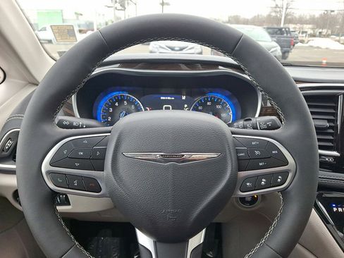 Used 2023 Chrysler Pacifica Limited w/ Uconnect Theater Family Group image 18