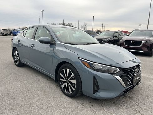 Used 2025 Nissan Sentra SV w/ SV Premium Package image 2