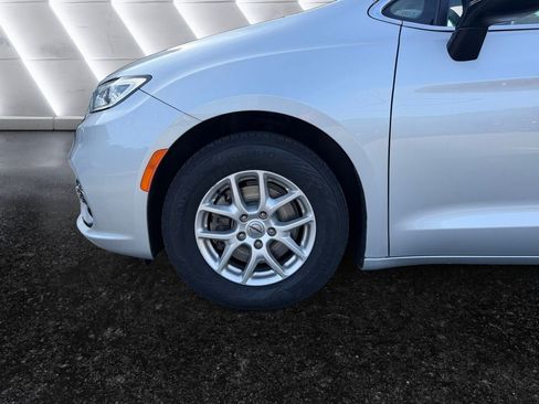 Used 2024 Chrysler Pacifica Touring-L FWD image 15