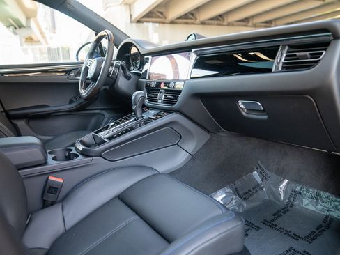 Certified 2026 Porsche Macan AWD/4WD image 26