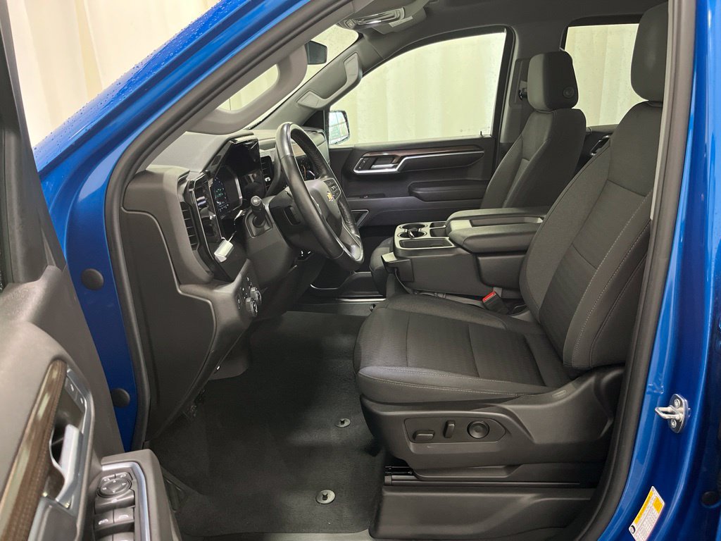 Used 2022 Chevrolet Silverado 1500 LT AWD/4WD image 3