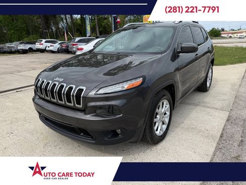 Used 2017 Jeep Cherokee Latitude w/ Comfort & Sound Group FWD image 1