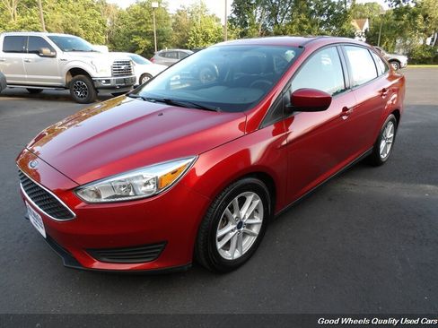 Used 2018 Ford Focus SE FWD image 1