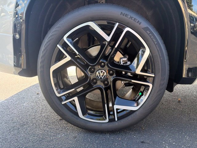 New 2026 Volkswagen Tiguan SEL R-Line AWD/4WD image 9