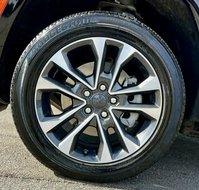 Used 2023 Jeep Grand Cherokee Overland AWD/4WD image 41