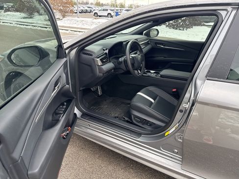 Used 2025 Toyota Camry SE w/ Convenience Package image 8