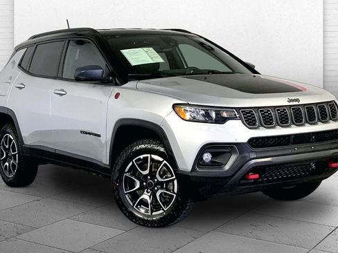 Used 2025 Jeep Compass Trailhawk w/ Trailer Tow Group AWD/4WD image 1