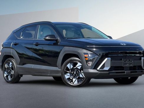 Used 2025 Hyundai Kona SEL FWD image 2
