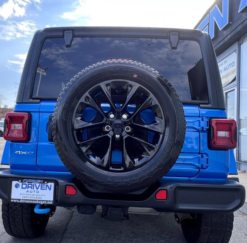 Used 2023 Jeep Wrangler Unlimited Sahara w/ Cold Weather Group AWD/4WD image 32