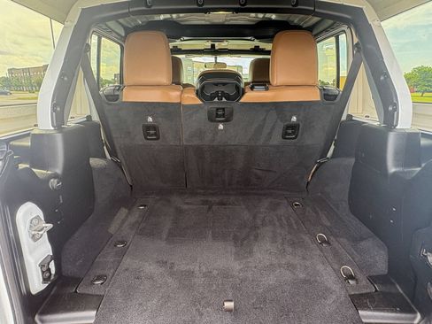 Used 2020 Jeep Wrangler Unlimited Sahara AWD/4WD image 38
