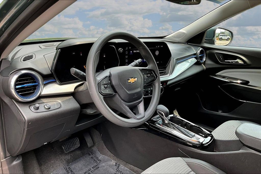 Used 2025 Chevrolet Trax LT FWD image 19