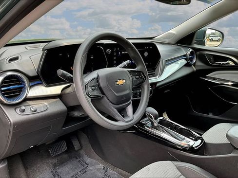 Used 2025 Chevrolet Trax LT FWD image 19
