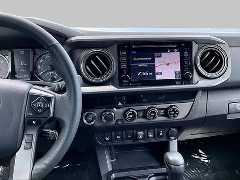 Used 2018 Toyota Tacoma TRD Off-Road w/ Technology Package AWD/4WD image 7