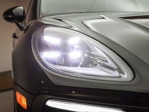 Certified 2025 Porsche Macan image 14