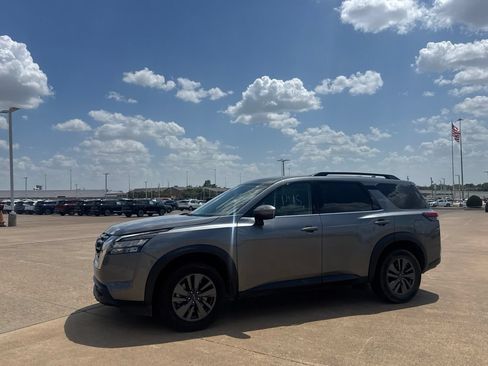 Used 2025 Nissan Pathfinder SV FWD image 10