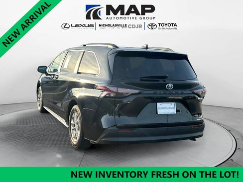 Used 2024 Toyota Sienna XLE image 3