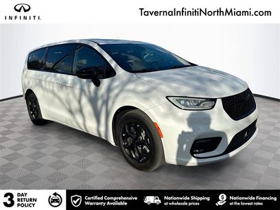 Used 2023 Chrysler Pacifica Limited w/ Uconnect Theater Family Group