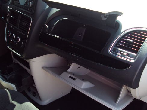 Used 2016 Dodge Grand Caravan SE image 14