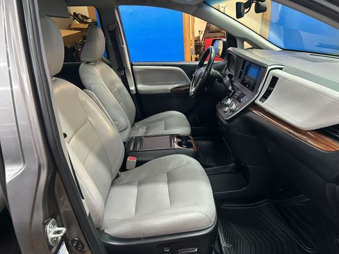 Used 2017 Toyota Sienna Limited Premium AWD/4WD image 22