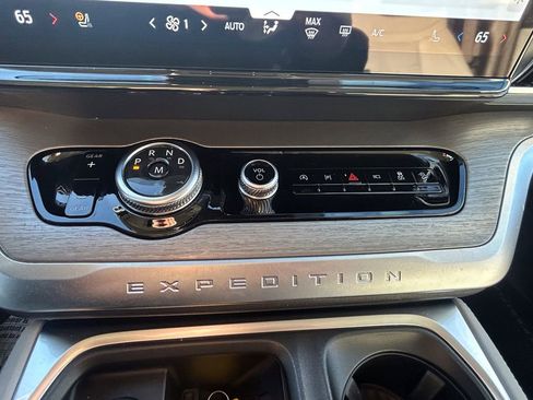 Used 2025 Ford Expedition Platinum image 19