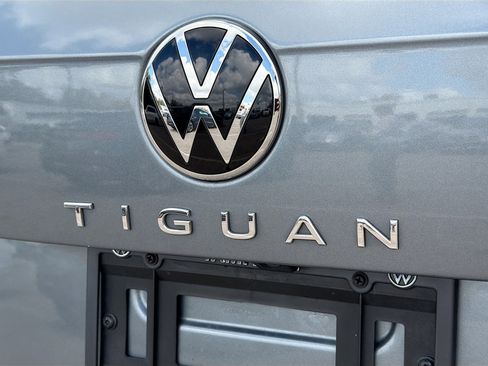 Used 2022 Volkswagen Tiguan SE image 11