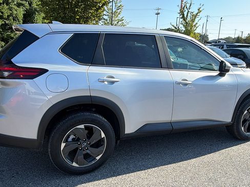 Used 2024 Nissan Rogue SV AWD/4WD image 8
