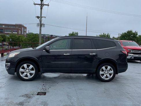 Used 2017 Chevrolet Traverse LT w/ Style and Technology Package image 2