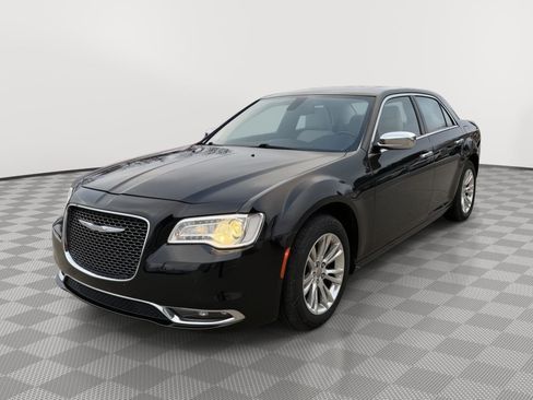 Used 2016 Chrysler 300 C image 3