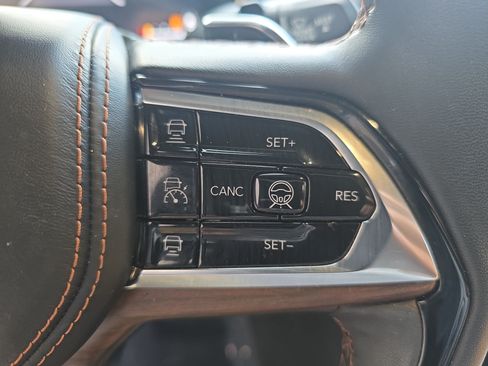 Used 2024 Jeep Grand Cherokee Summit w/ Luxury Tech Group V AWD/4WD image 18