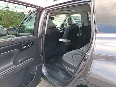 Used 2022 Toyota Highlander XLE image 24