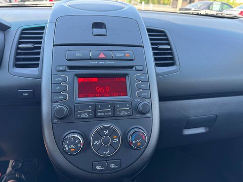 Used 2013 Kia Soul + FWD image 16