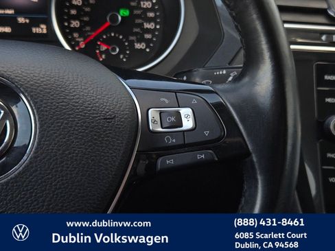 Used 2018 Volkswagen Tiguan SE w/ Panoramic Sunroof Package image 23
