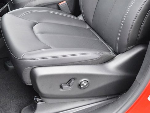 New 2026 Chrysler Pacifica Select image 13