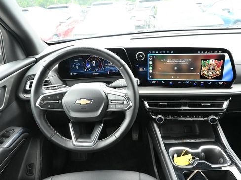 Used 2025 Chevrolet Traverse LT FWD image 29