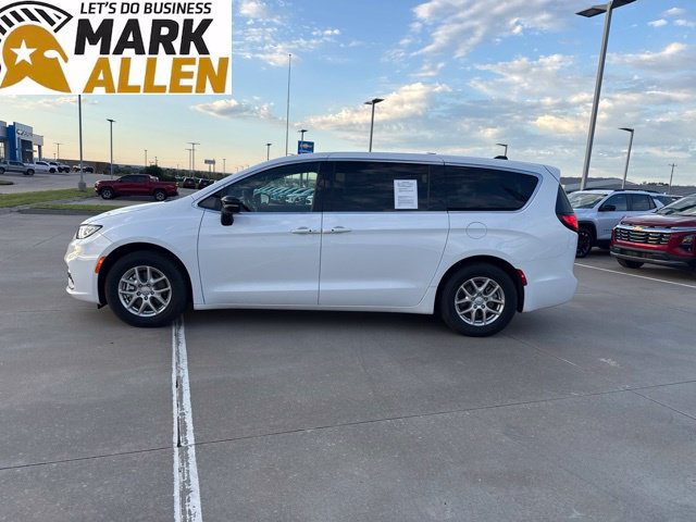 Used 2026 Chrysler Pacifica Select FWD image 3