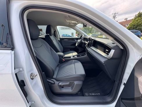 Certified 2025 Volkswagen Tiguan SE AWD/4WD image 21
