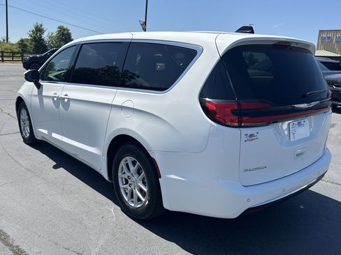Used 2023 Chrysler Pacifica Touring-L FWD image 7