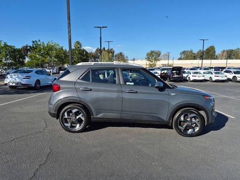 Used 2025 Hyundai Venue SEL image 8