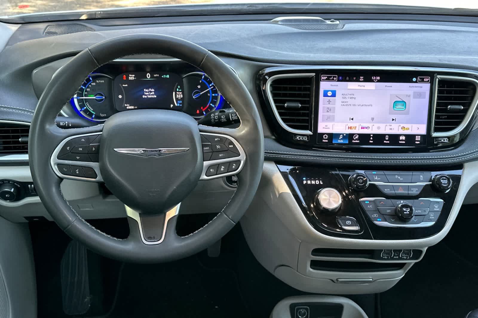 Used 2024 Chrysler Pacifica Limited FWD image 16